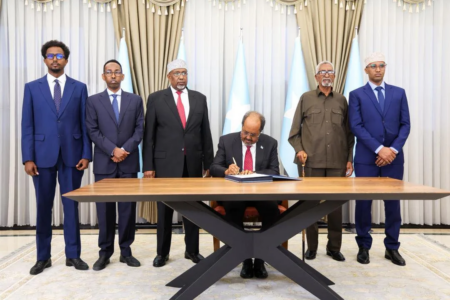 Somali signed constitution: President Approves New Changes Somali signed constitution: President Approves New Changes